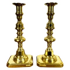 Paire de chandeliers hauts en laiton, 20ème siècle