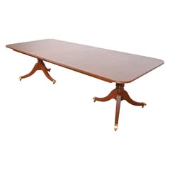 Baker Furniture Mesa de comedor georgiana de caoba con doble pedestal extensible