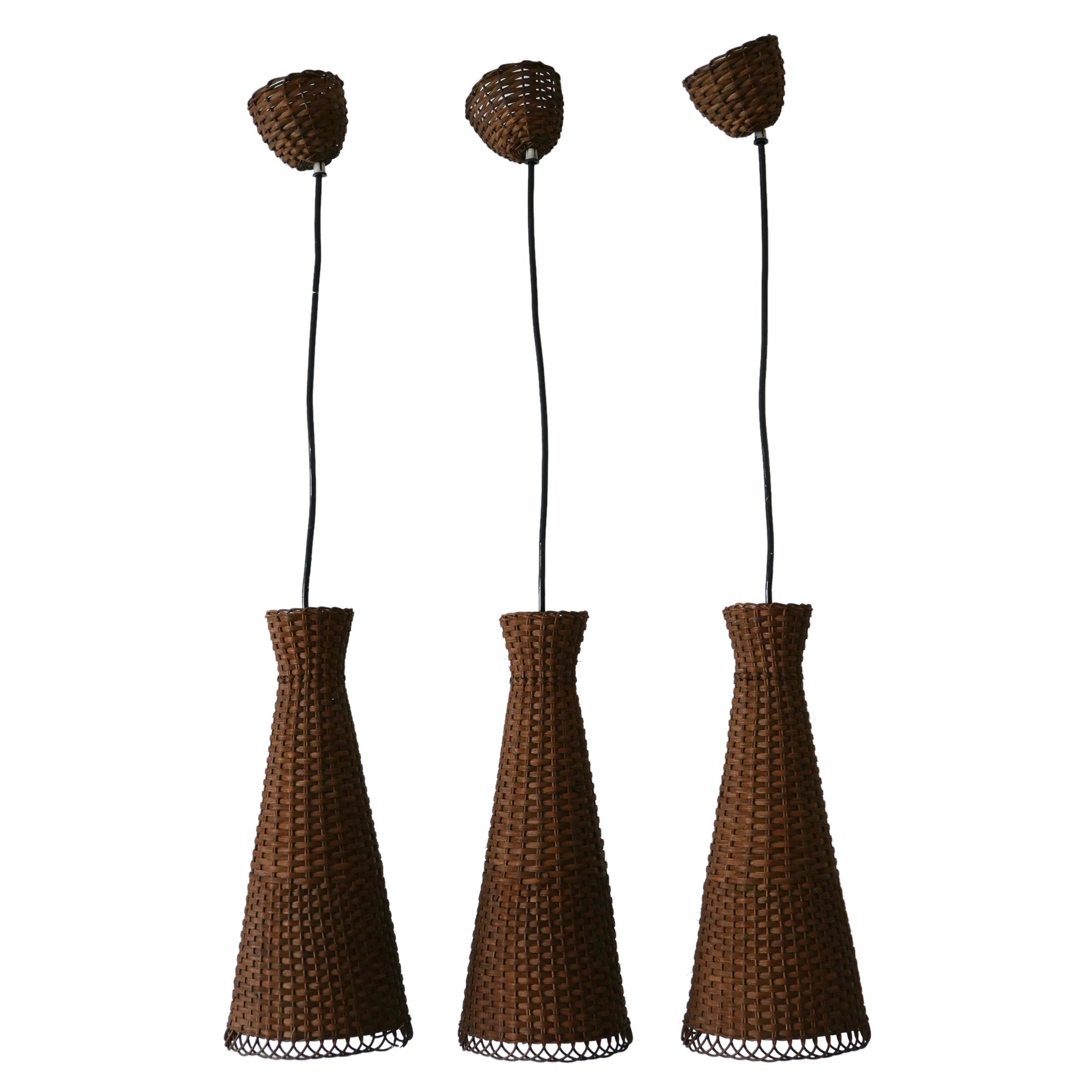 Satz von drei schönen modernen Rattan-Diabolo-Hängeleuchten aus der Jahrhundertmitte 1960er Jahre im Angebot