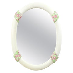 Espejo ovalado de cerámica esmaltada blanca con flores rosas, España Años 50