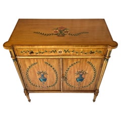 Élégante armoire peinte à la main de style Adam.