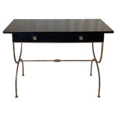 Una scrivania chic degli anni '60 in laminato nero con base in ferro