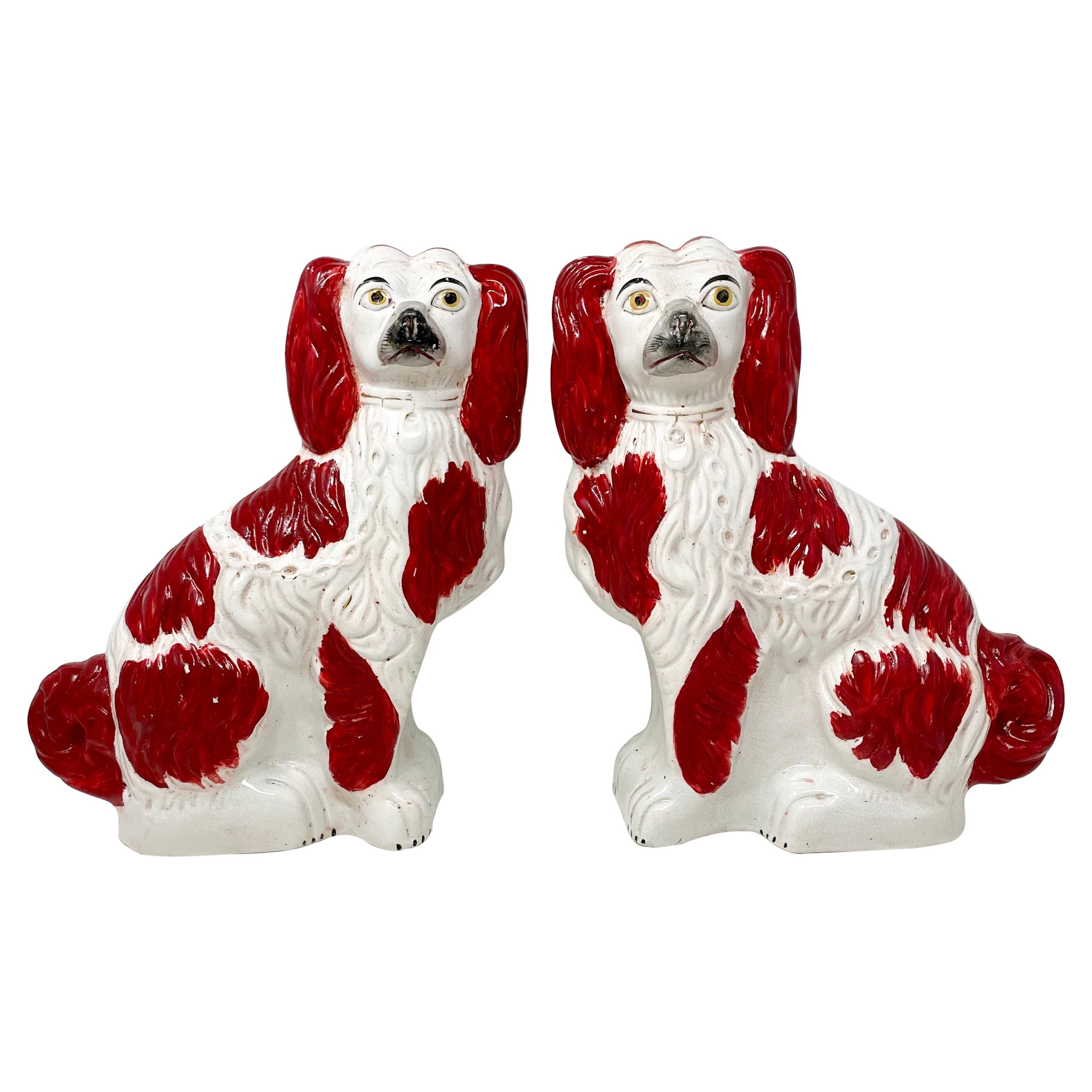 Pareja Perros Spaniel Antiguos de Cerámica Inglesa de Staffordshire Rojos y Blancos Circa 1870's en venta