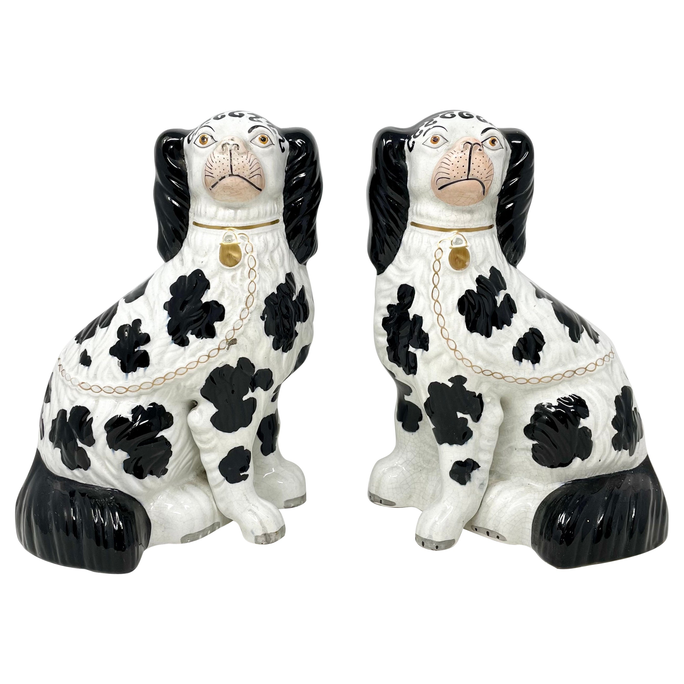 Pareja de Spaniels Ingleses Antiguos de Cerámica Staffordshire en Blanco y Negro, Circa 1870.