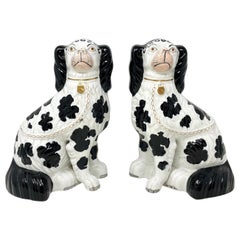 Pareja de Spaniels Ingleses Antiguos de Cerámica Staffordshire en Blanco y Negro, Circa 1870.