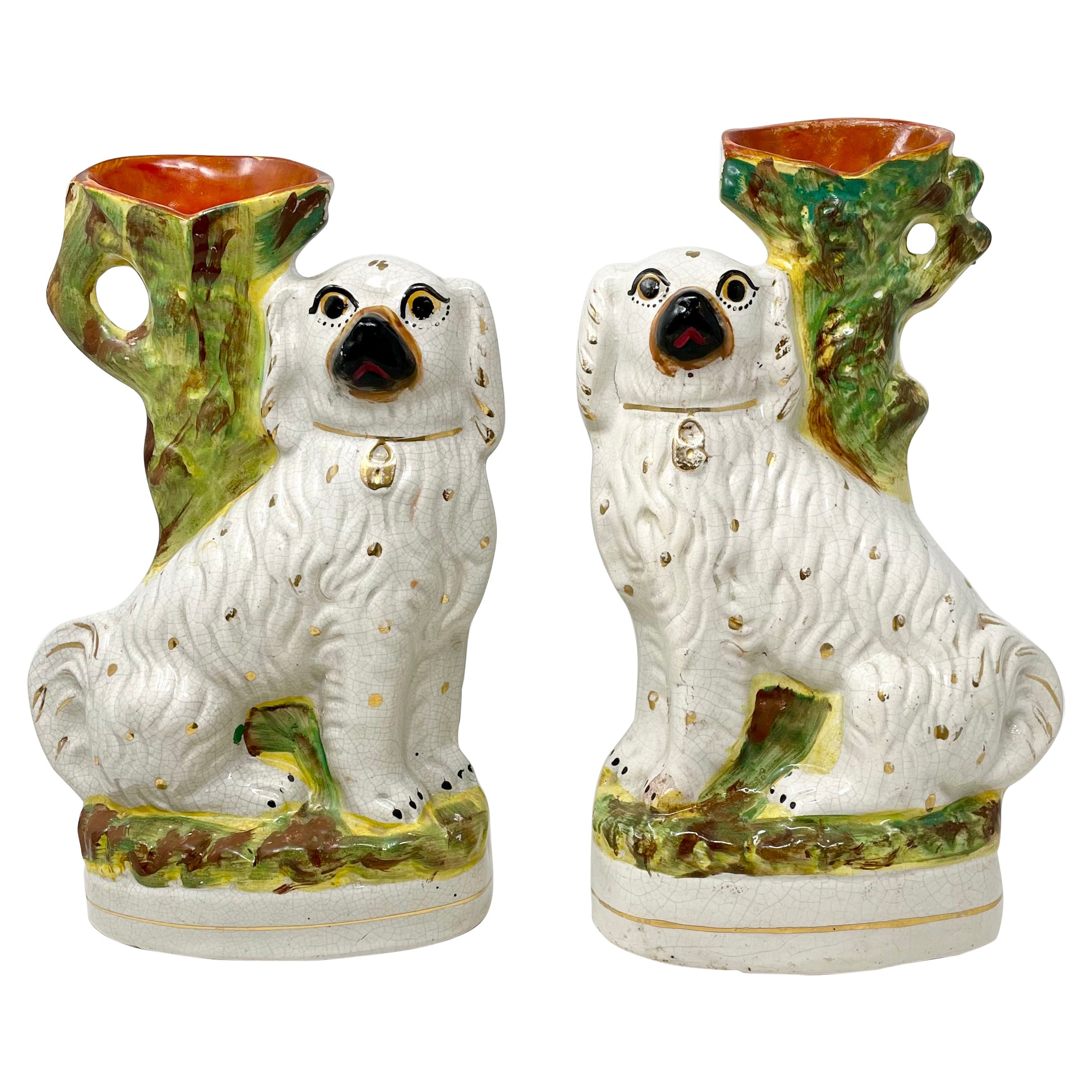 Pareja de antiguos Spaniels sentados de porcelana inglesa de Staffordshire con jarrones, ca 1890 en venta