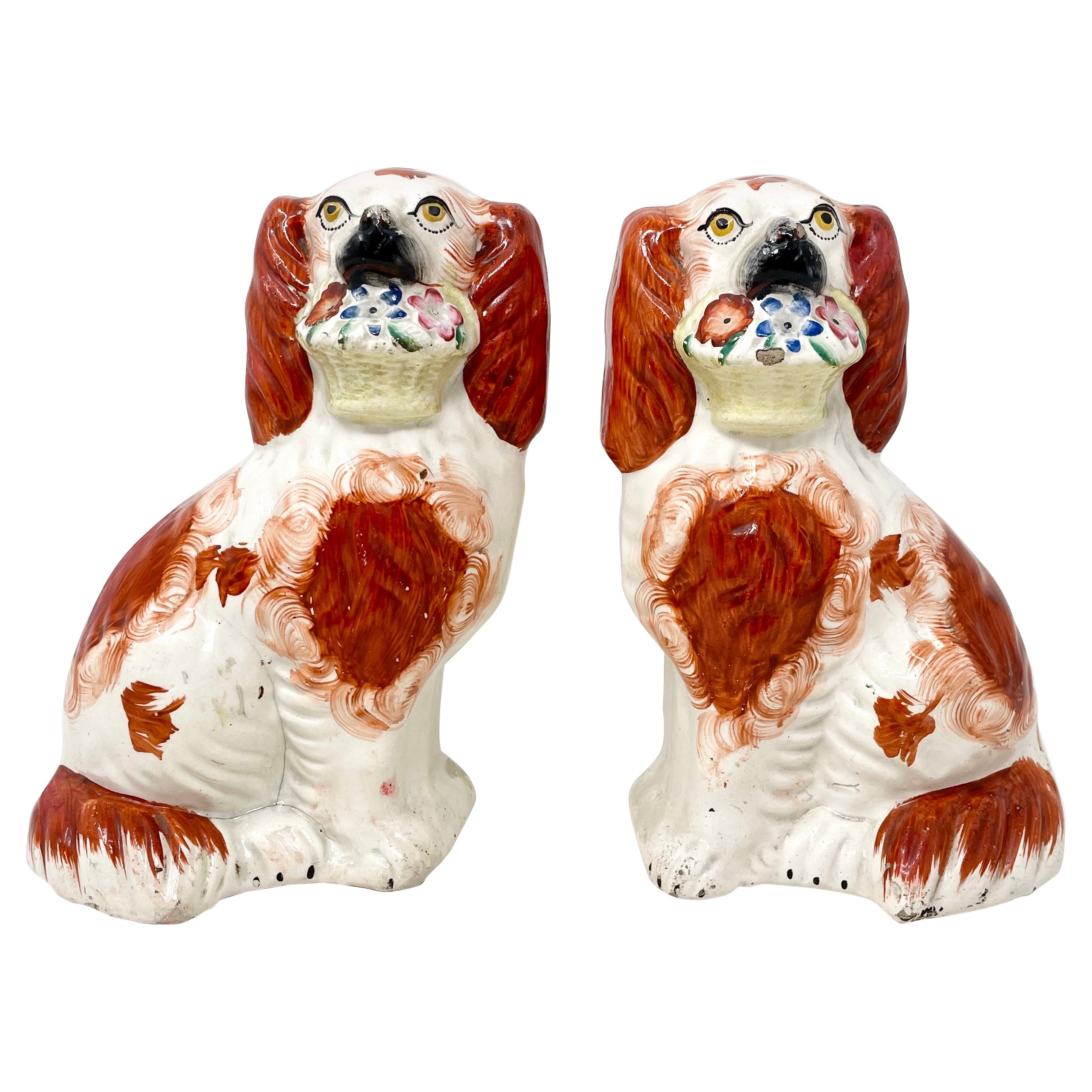 Pareja Perros Spaniel Antiguos de Cerámica Inglesa de Staffordshire Rojos y Blancos con Cestas