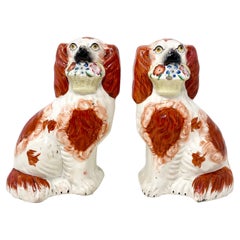 Pareja Perros Spaniel Antiguos de Cerámica Inglesa de Staffordshire Rojos y Blancos con Cestas