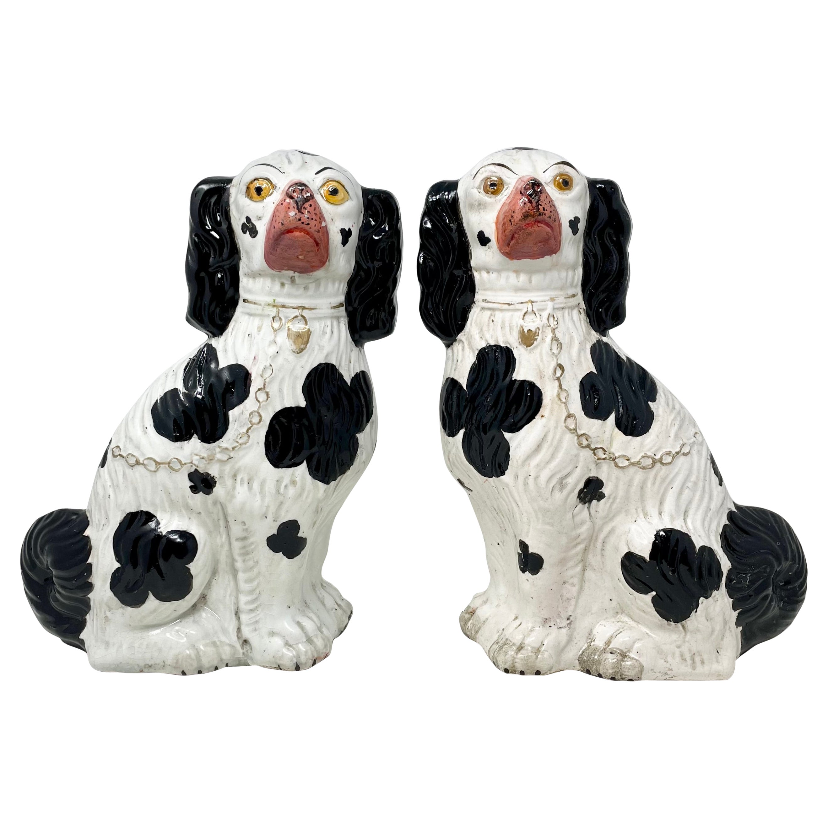 Pareja Grande Antiguo Spaniel Inglés de Cerámica Staffordshire Blanco y Negro Ca. 1870