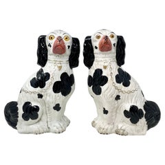 Pareja Grande Antiguo Spaniel Inglés de Cerámica Staffordshire Blanco y Negro Ca. 1870