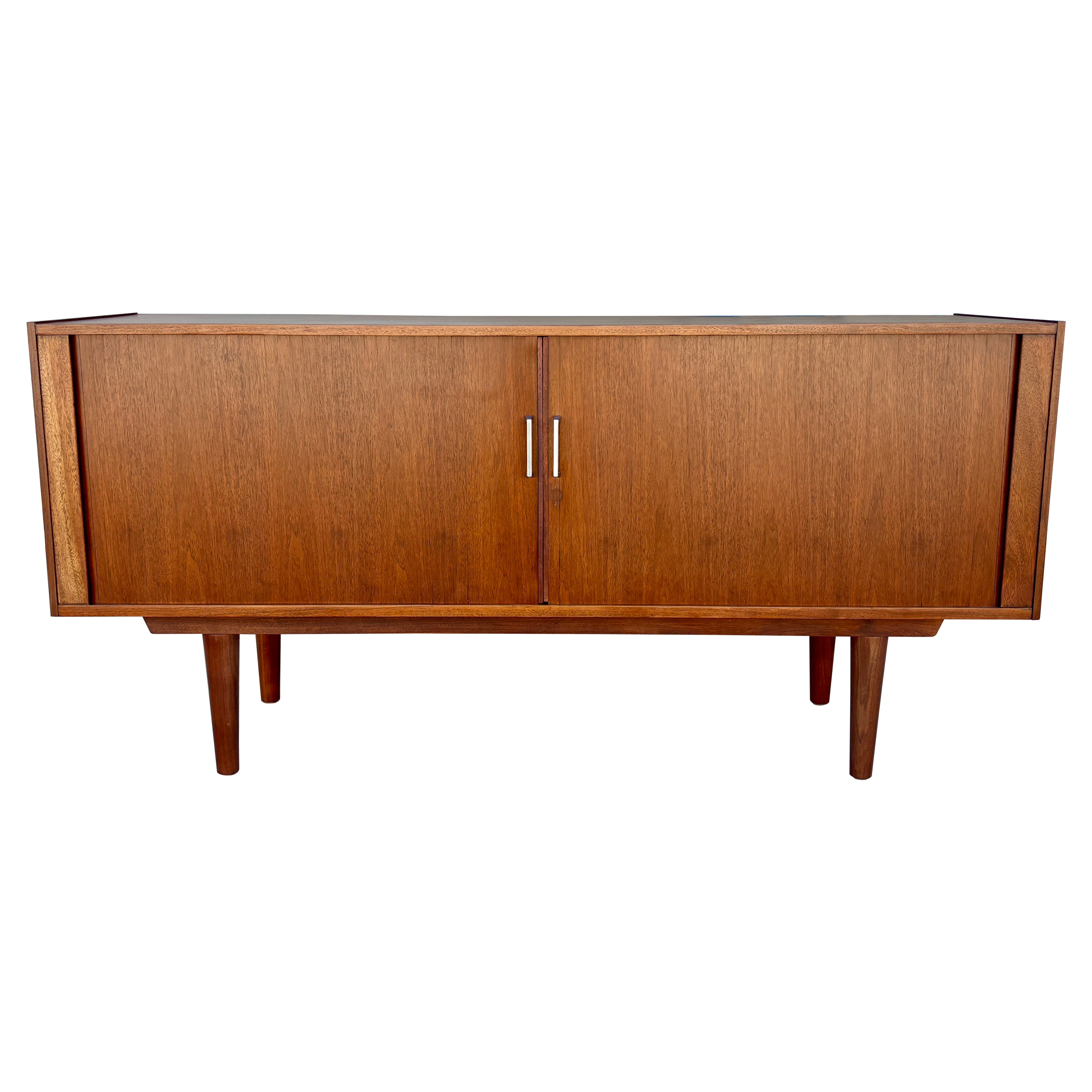 1970er Jahre Mid-Century Nussbaum Tambour Tür Credenza (neu lackiert)