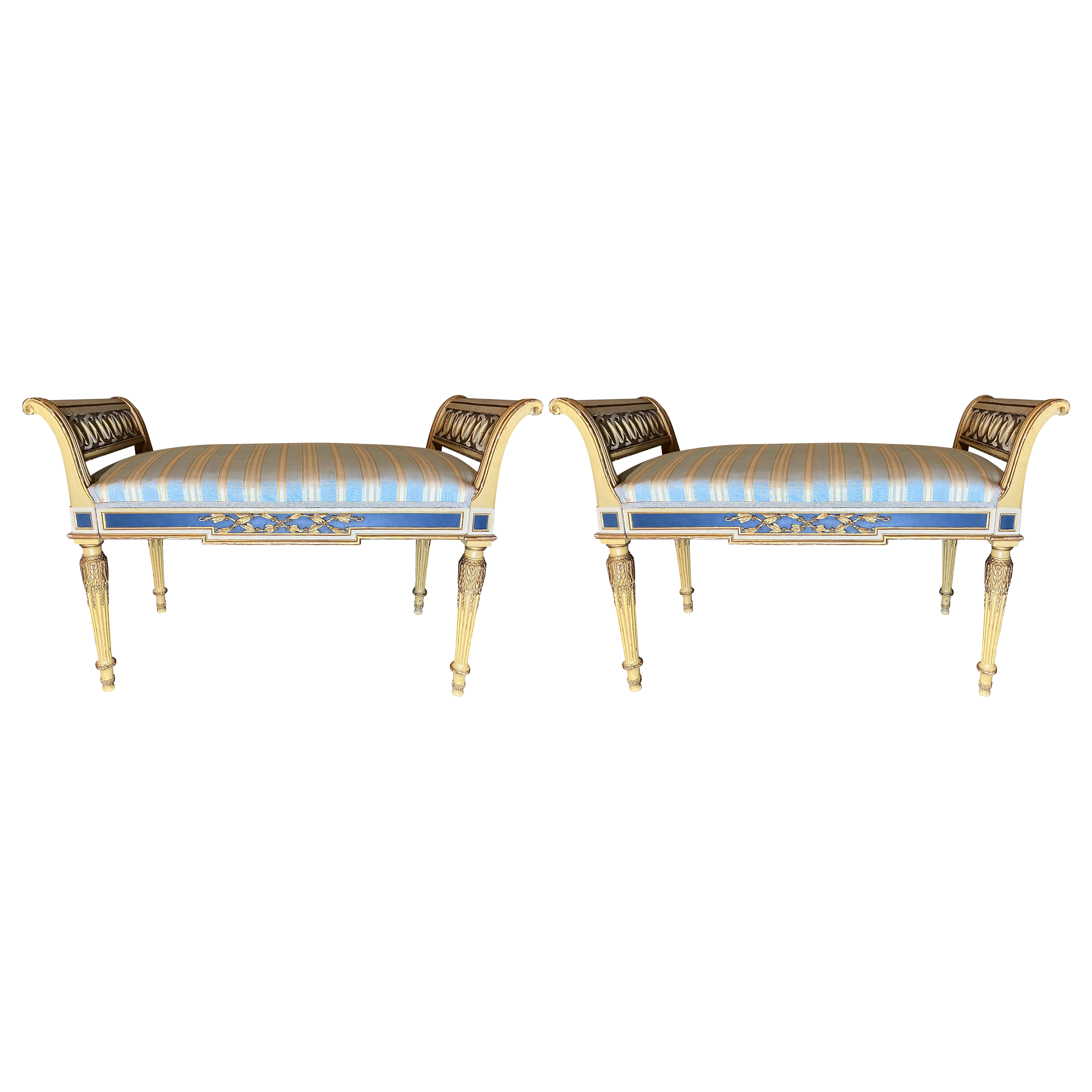 Paire d'élégants bancs de style Louis XVI dorés à laque crème et bleue