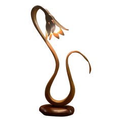 Lampe de bureau n° 4 de la série Vrksa par Raka Studio en bois de chêne rouge
