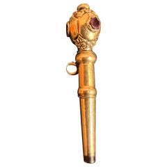 Ciondolo portachiavi per orologio da tasca francese del XIX secolo in oro 9k inciso e rubini