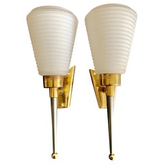 Coppia di lampade da parete in stile Arlus degli anni '50 in ottone opalino