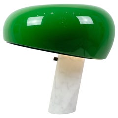 Flos Lámpara De Mesa Snoopy Con Base De Mármol Blanco Y Pantalla Verde By Achille For Flos