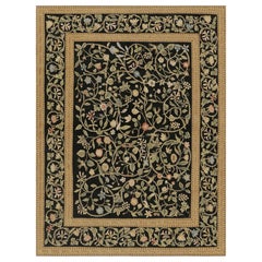 Alfombra estilo Tudor de Rug & Kilim en negro y dorado con motivos florales