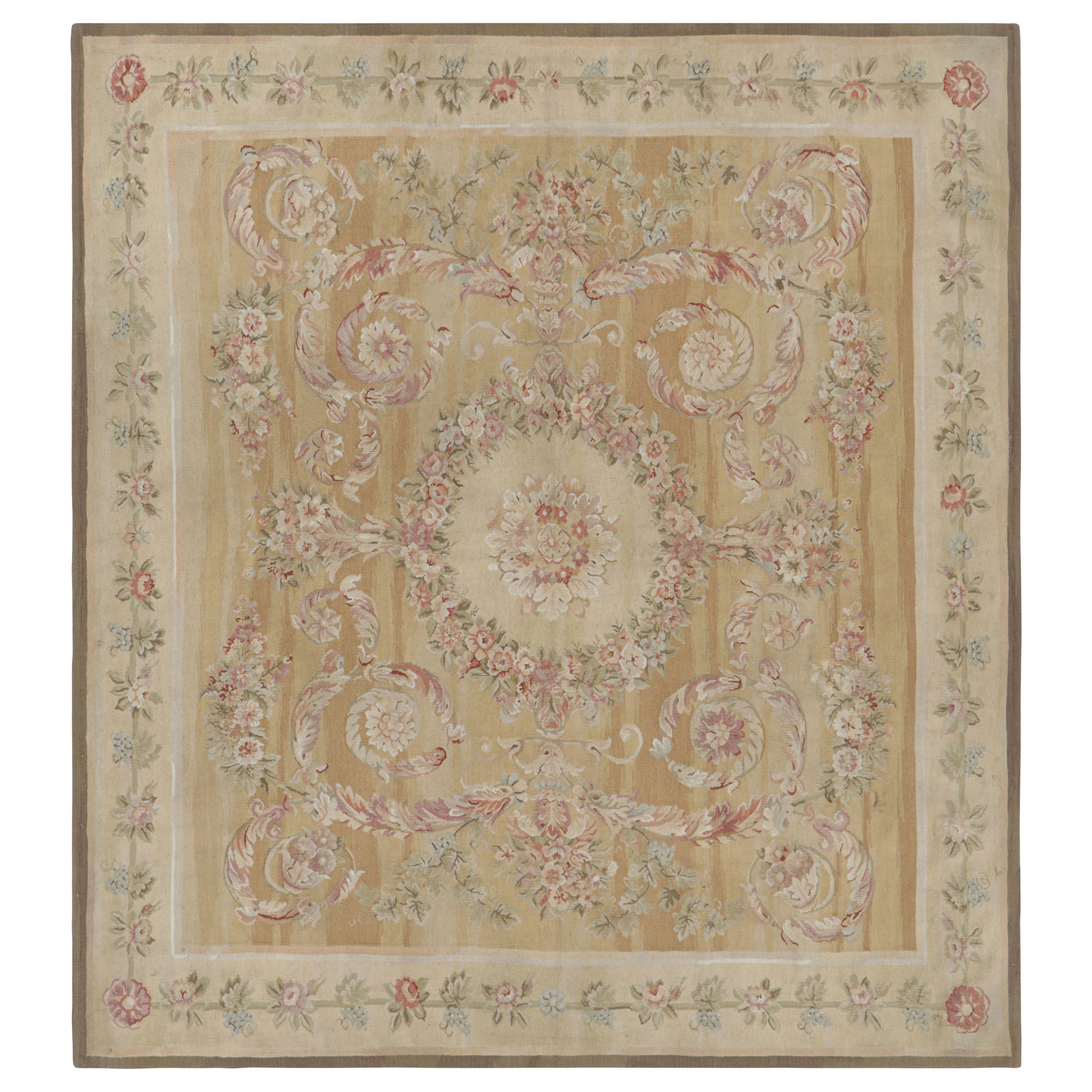 Alfombra estilo Aubusson de Rug & Kilim en dorado claro y crema con medallón floral en venta