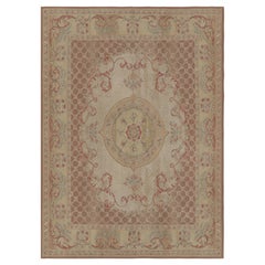 Alfombra estilo Aubusson de Rug & Kilim en dorado y beige con medallón floral