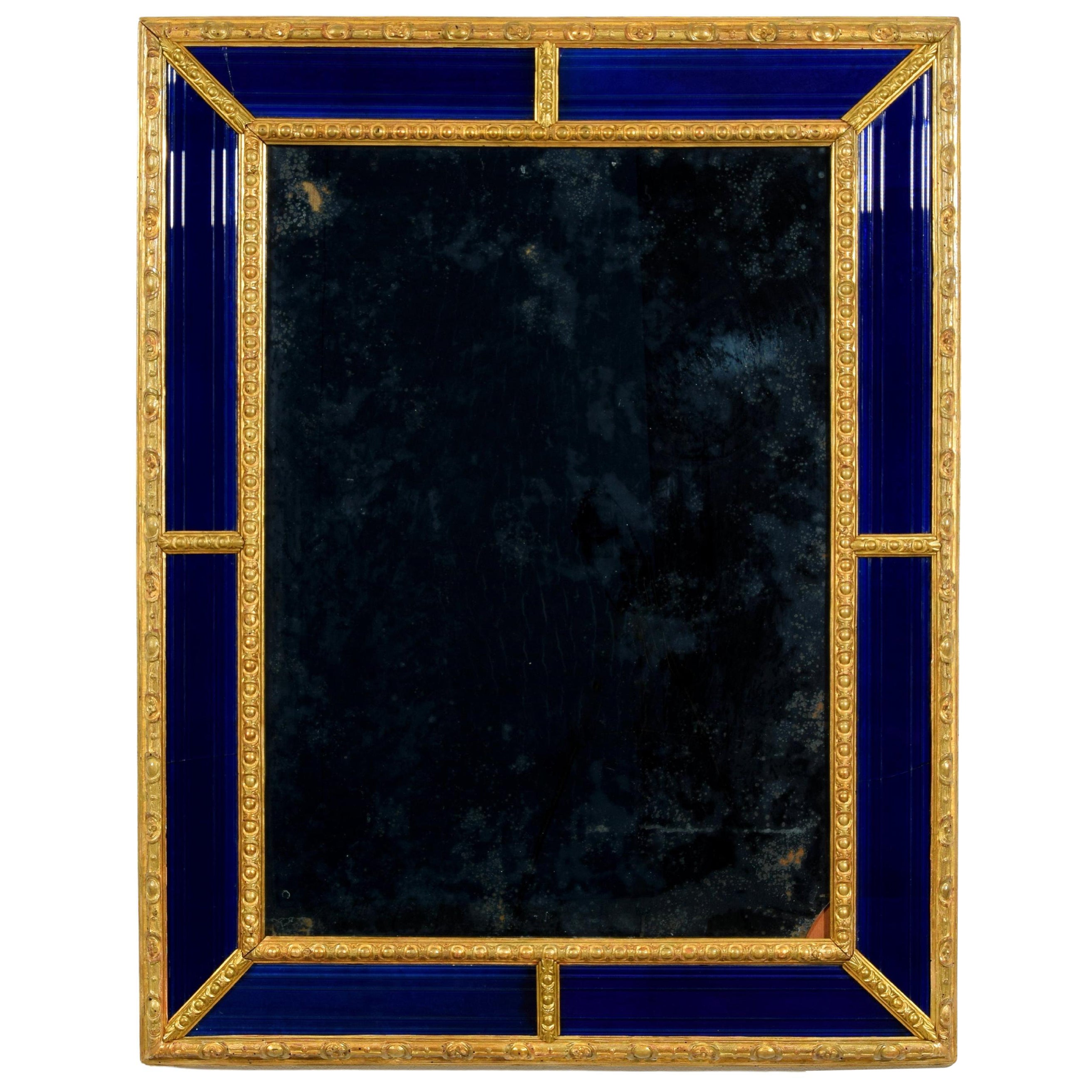 Miroir suédois du 18ème siècle avec cadre en bois sculpté et doré bleu cobalt en vente