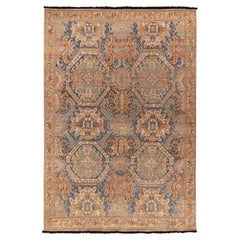 Alfombra de estilo tribal con estampado floral geométrico azul y dorado by Rug & Kilim