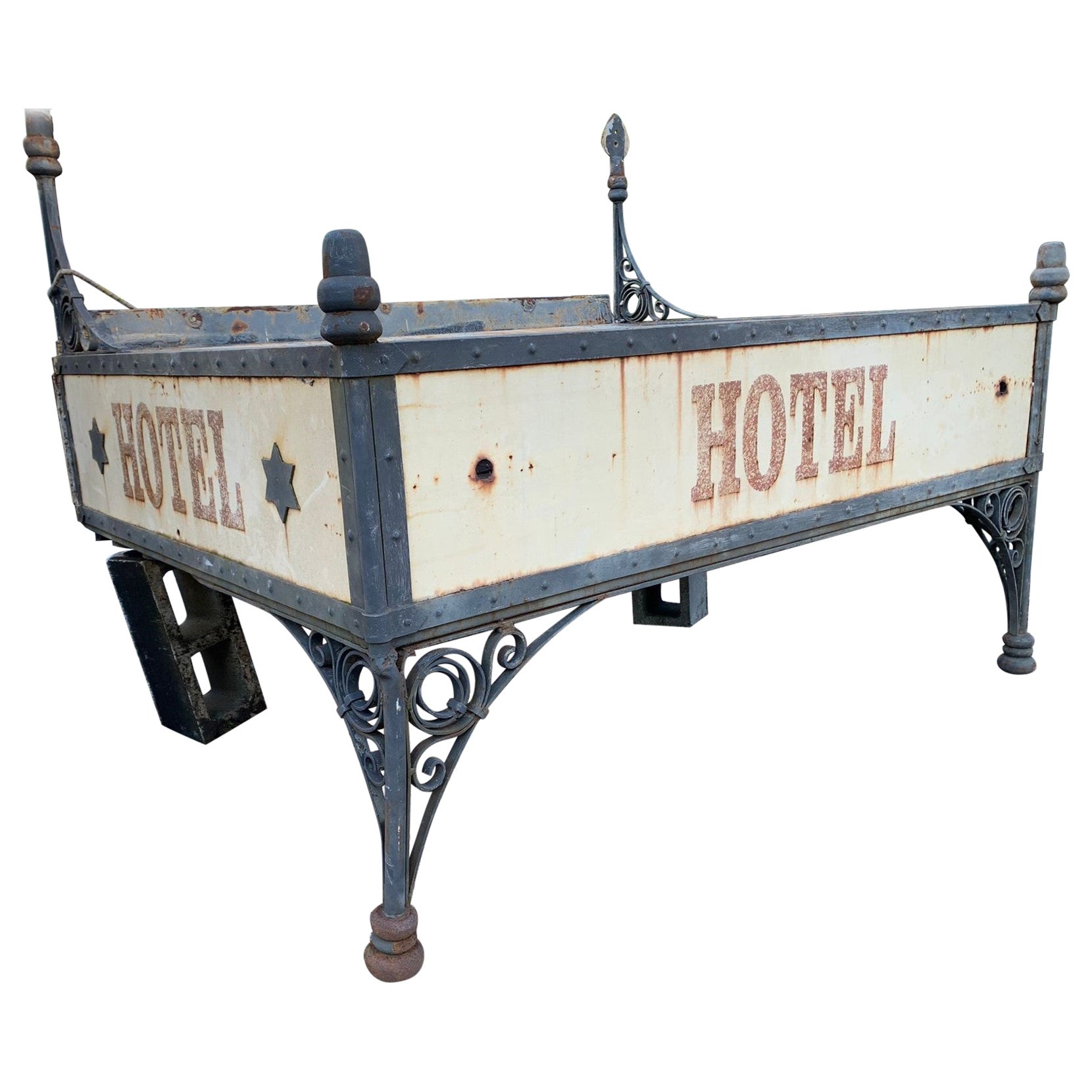 Plaque d'entrée de l'ancien hôtel en fer forgé et fonte, Italie en vente