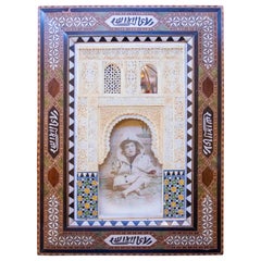 Modello in stucco granadino del 1875 con cornice in stile arabo e una fotografia antica