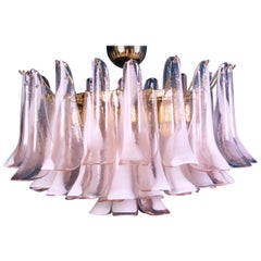 Charmant lustre ou plafonnier à pétales en verre de Murano rose et blanc
