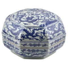 Rara caja octogonal azul y blanca con tapa, dinastía Ming Wanli de seis caracteres