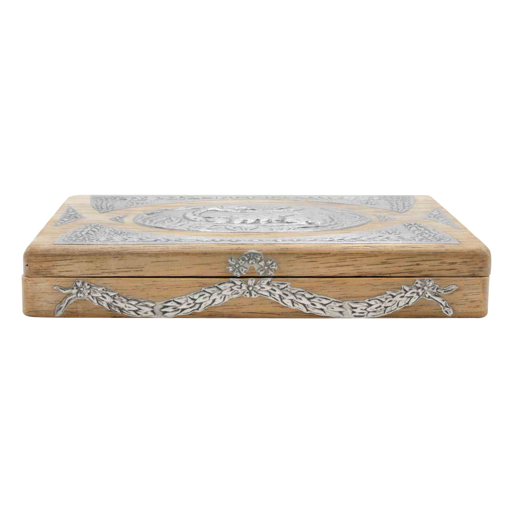 Caja rectangular de estaño, Italia, principios del siglo XX