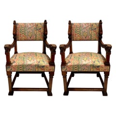 Paire d'anciens fauteuils en noyer de style François Premier de la Maison Krieger.