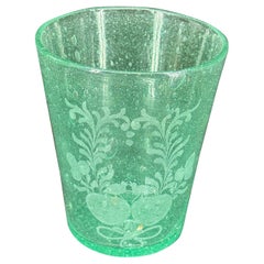 Vase en verre buriné vert du milieu du siècle dernier avec oiseaux et fruits