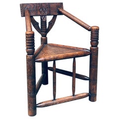 Chaise MONK brutaliste à trois pieds en chêne sculpté, Suède, années 1930
