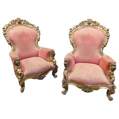 Pareja de sillones de madera dorada y ricamente tallada, tela roja, Italia
