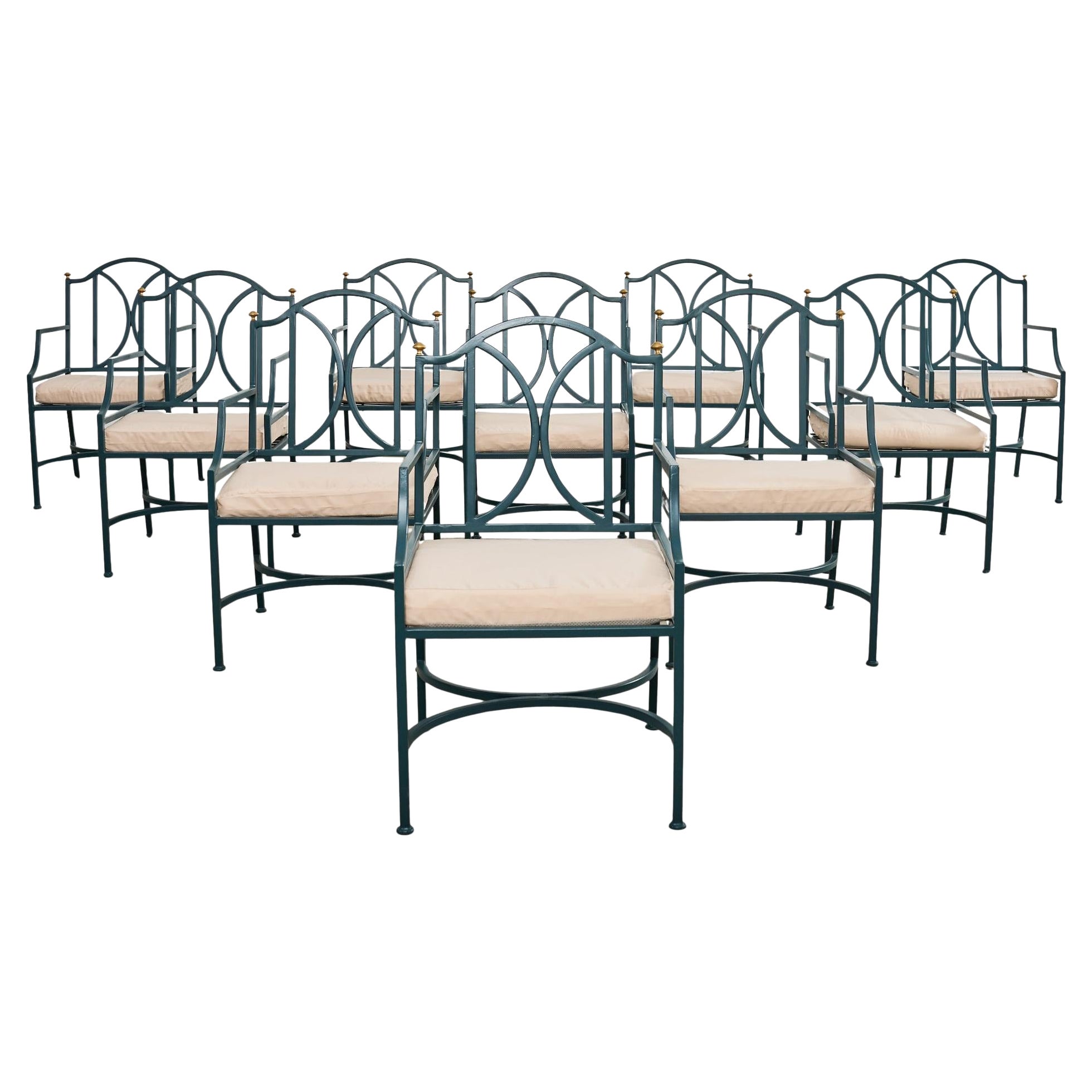 Ensemble de dix chaises de jardin en fer de style néoclassique