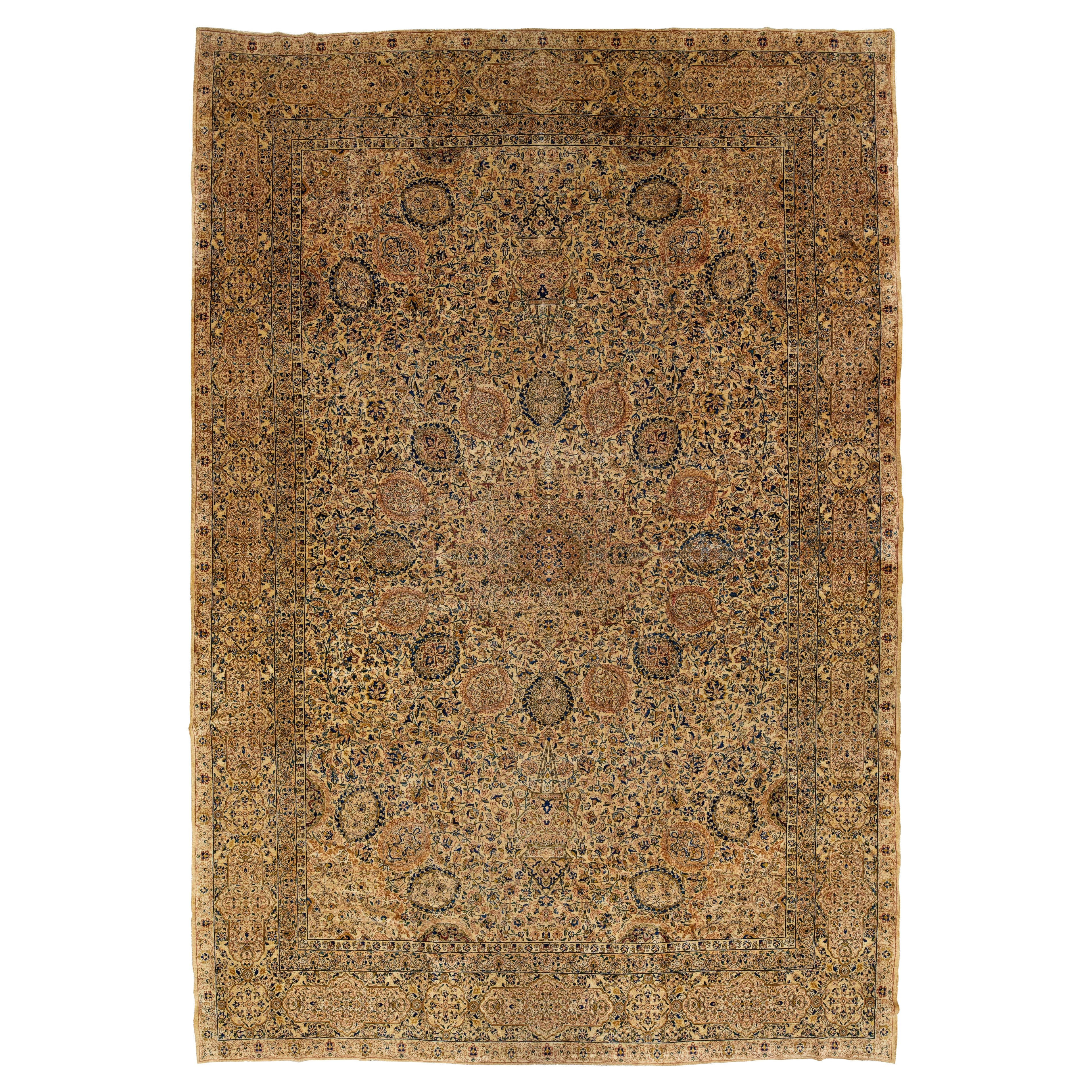 Tapis persan Kerman ancien fait à la main en brun clair avec un motif de rosette