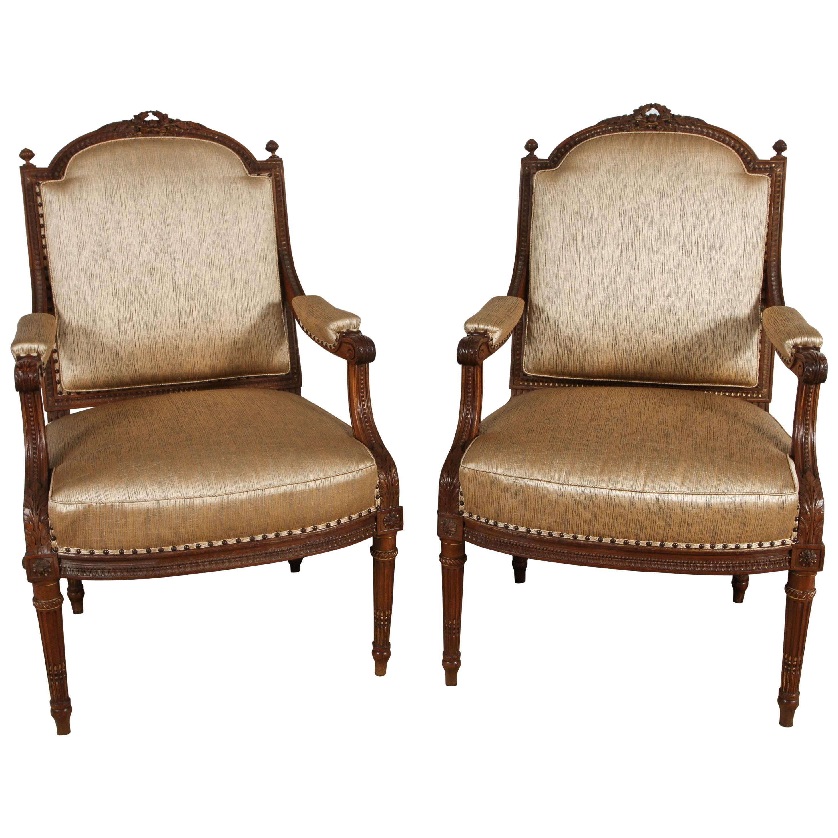 Paire de fauteuils français en noyer du XIXe siècle en vente