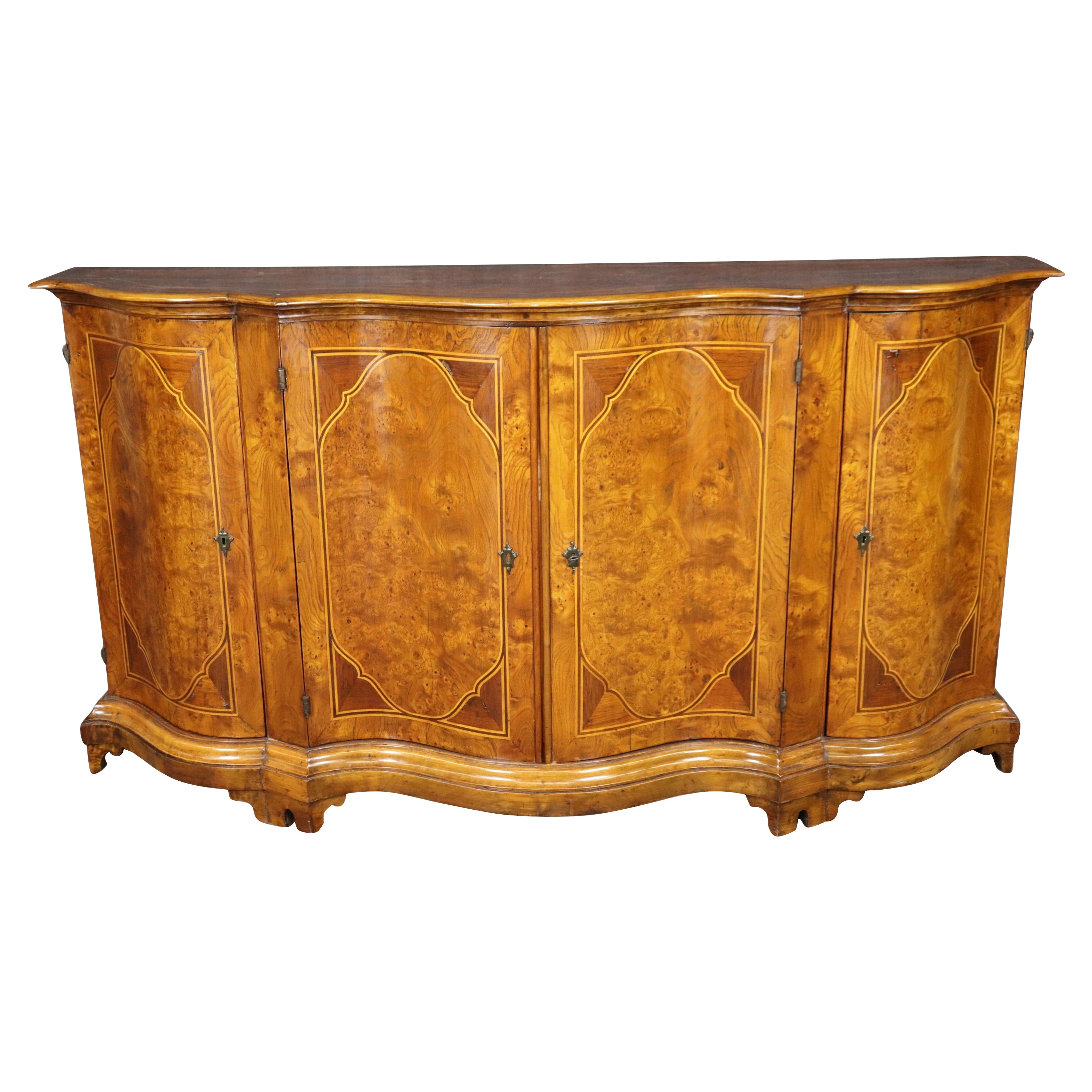 Fantastique buffet italien d'époque rococo en bois d'olivier marqueté, vers les années 1820 en vente