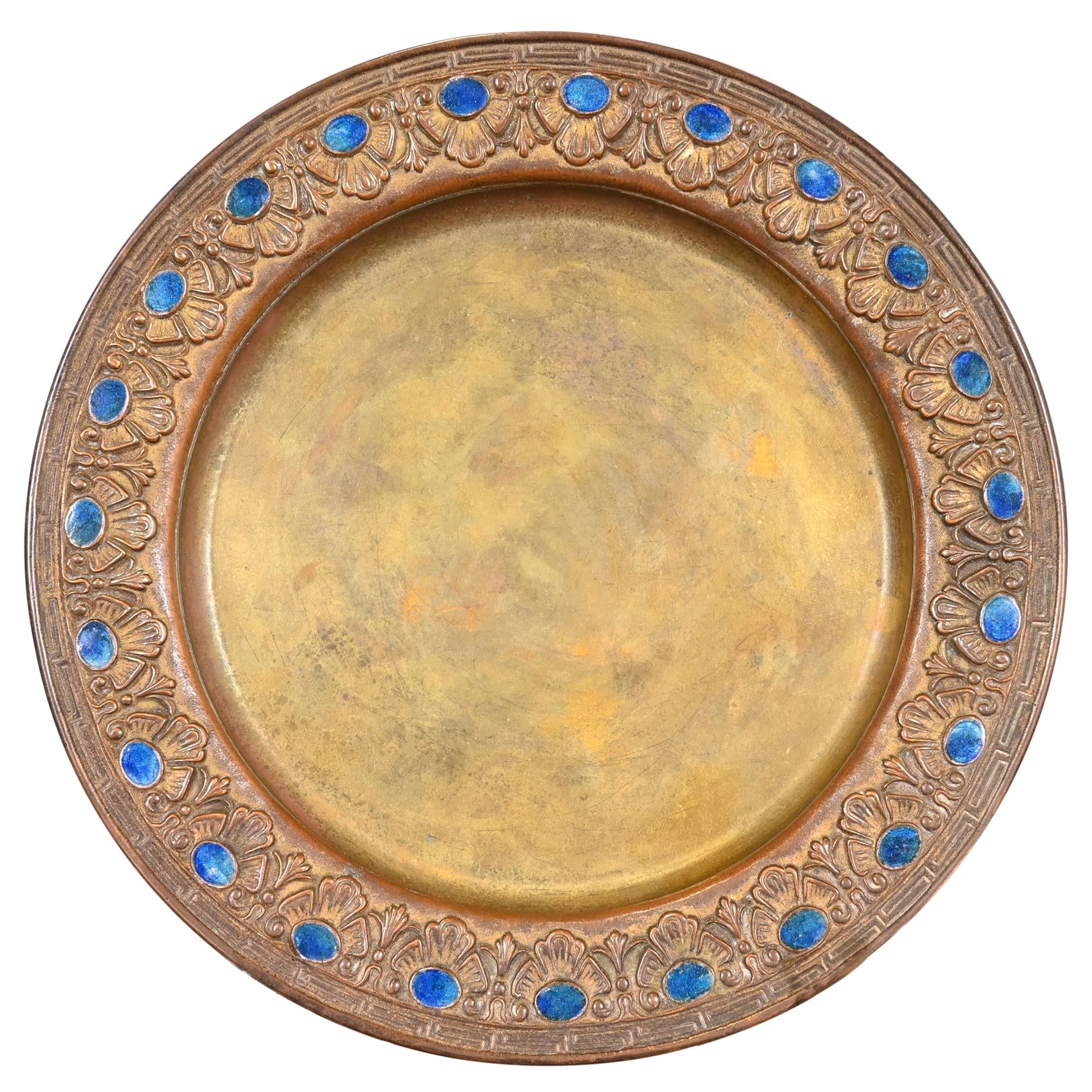 Louis Comfort Tiffany Furnaces Plaque en bronze doré et émail