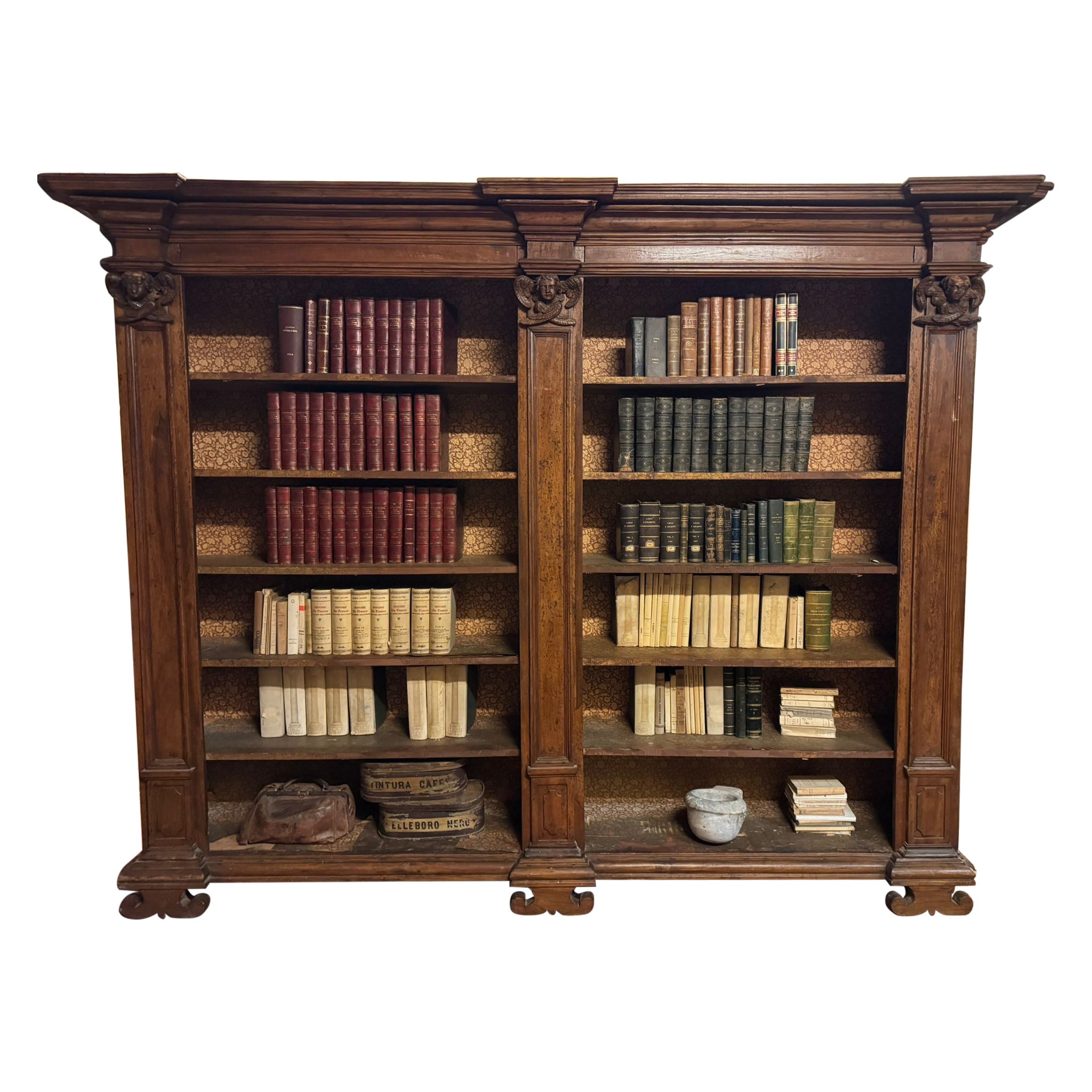 Libreria in legno di pioppo massiccio con colonne e cherubini intagliati, Italia in vendita