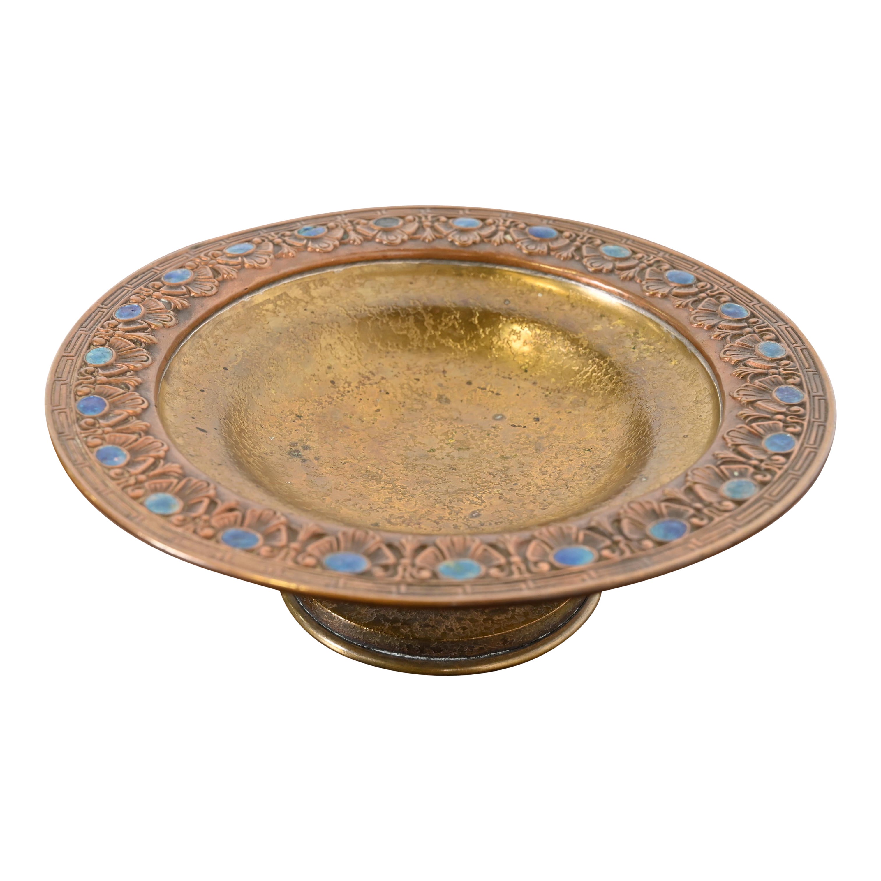 Louis Comfort Tiffany Furnaces Coupe centrale à pied en bronze Favrile, doré et émail