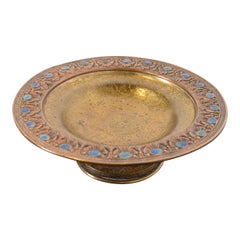 Louis Comfort Tiffany Furnaces Coupe centrale à pied en bronze Favrile, doré et émail