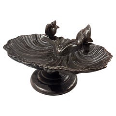 Bain d'oiseaux en fer poli du milieu du siècle en forme de coquille sur Stand ou Centre de table