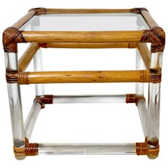 Mesa auxiliar/de bebidas cúbica de lucite montada en bambú de los años 70, estilo Crespi