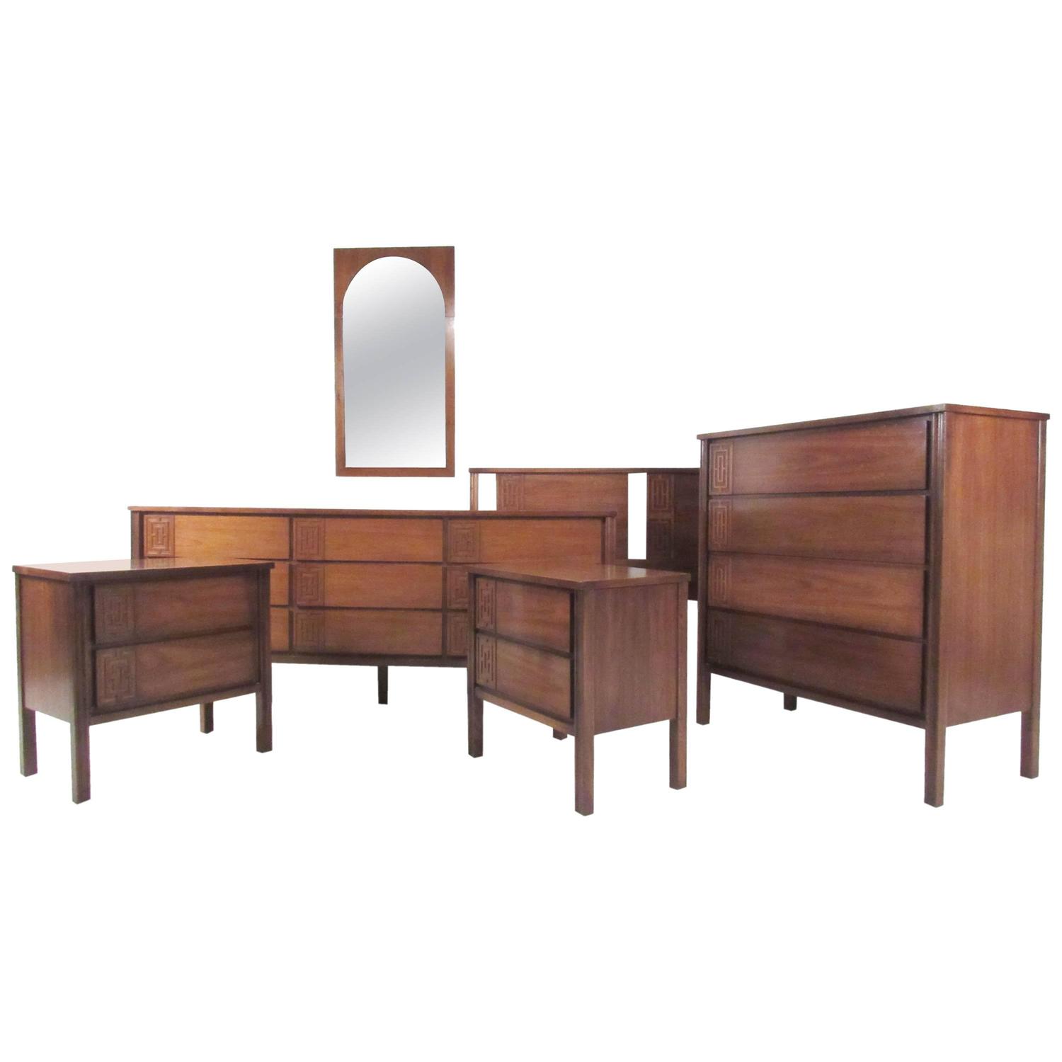 Stylish Mid-Century Modern Seven-Piece Bedroom Set For Sale at 1stdibs