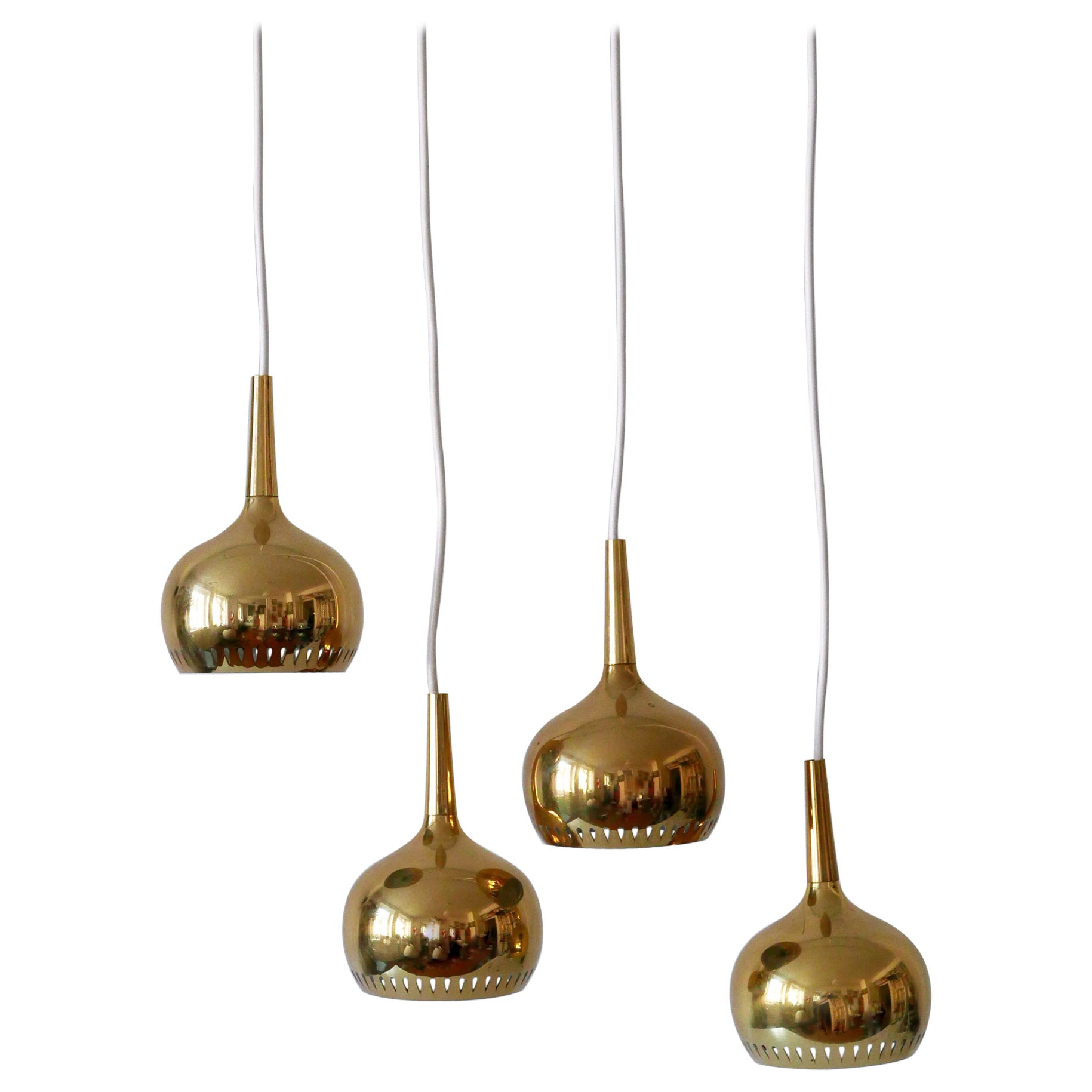 Set di quattro lampade a sospensione in ottone della metà del secolo scorso Svezia 1960 in vendita