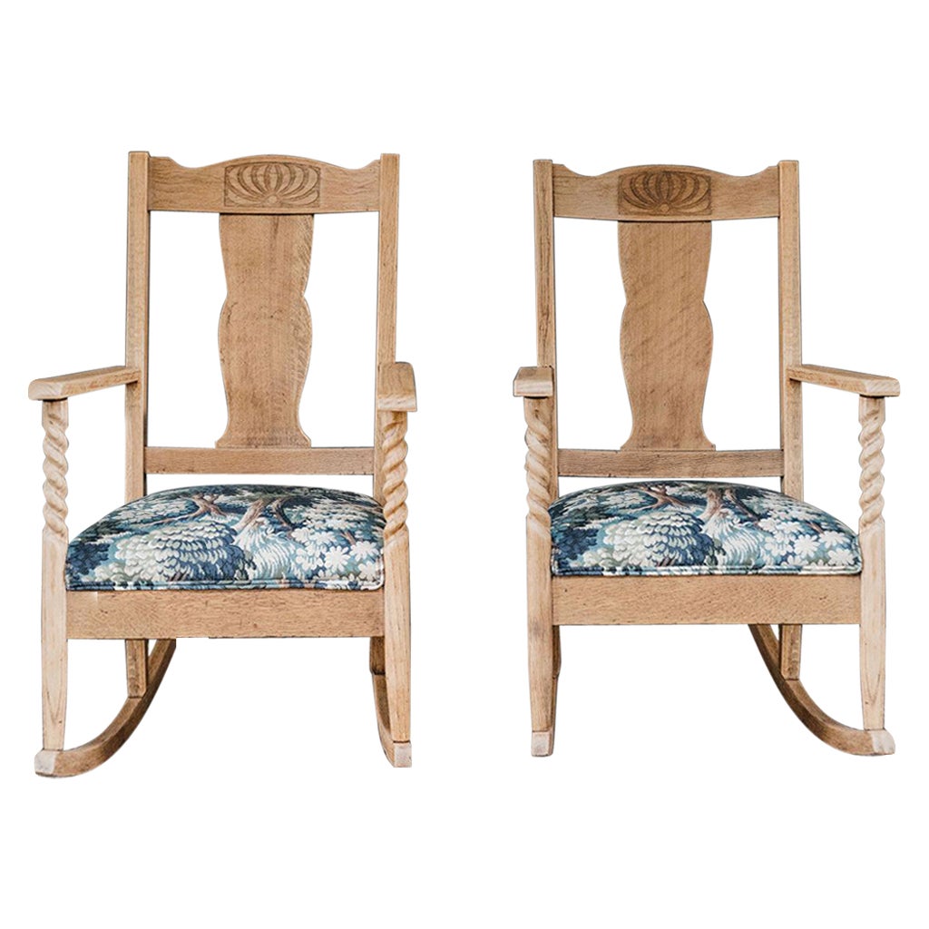 Les fauteuils anciens à bascule en torsion d'orge ont été remis à neuf et retapissés. Poncés jusqu'à ce qu'ils retrouvent leur teinte naturelle de bois et scellés à l'aide d'une cire plate. Rembourré avec un tissu forêt. Associé à un ensemble de