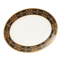 Piatto da portata "Astbury" di Wedgwood England. Collare in oro su fondo nero