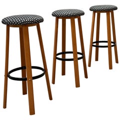 3er Set wunderschöner Barhocker Esche Holz Schmiedeeisen Stoff, 1970er Jahre