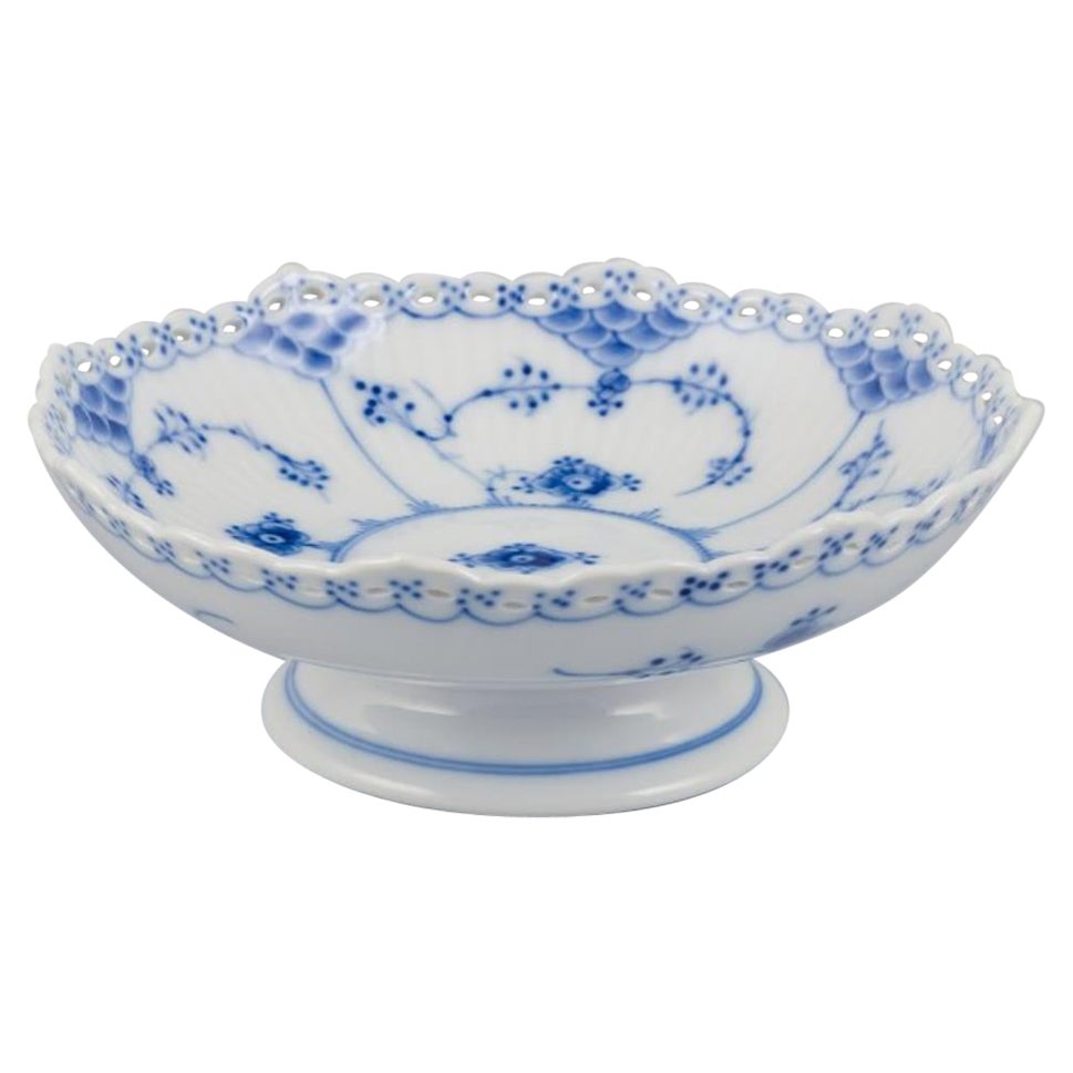 Royal Copenhagen Blue Fluted Full Lace, low centerpiece.